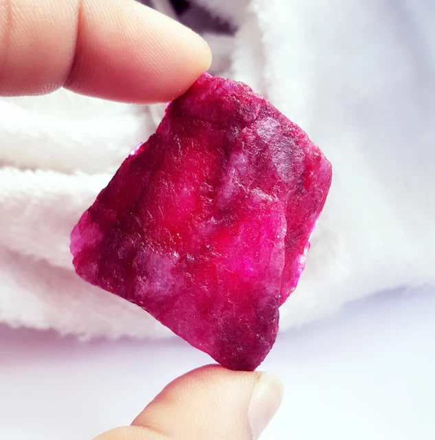 Fond Rendu 3d Dun Coussin Avec Une Pierre Précieuse Rubis Fond, Bague De Diamant, Bijoux En