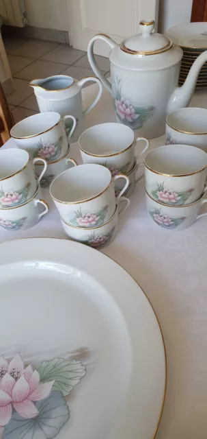 service de table en porcelaine de limoges avec services à dessert et à café