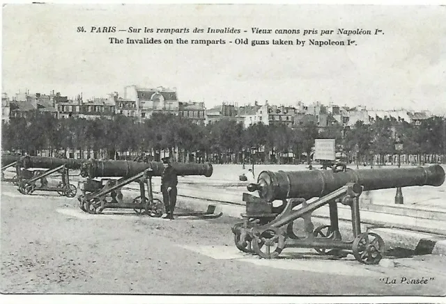 CPA carte postale ancienne Paris sur les remparts des Invalides canons animée