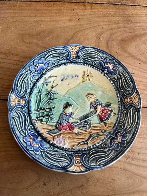 assiette ancienne N47 barbotine enfant sur la balançoire