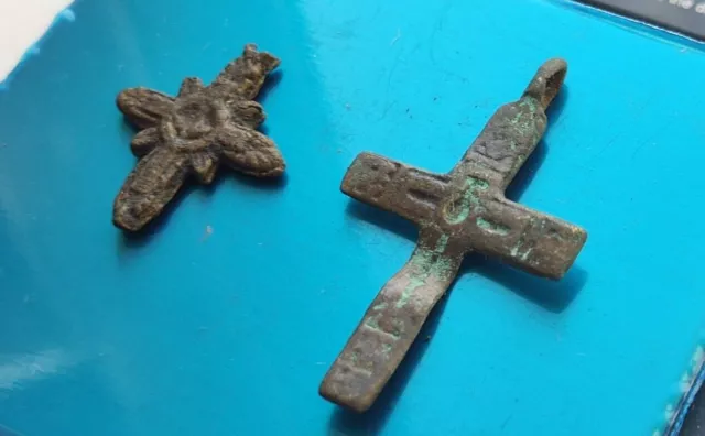 2 antike mittelalterliche Kreuze mit Muster, antikes Artefakt Kyevan Rus