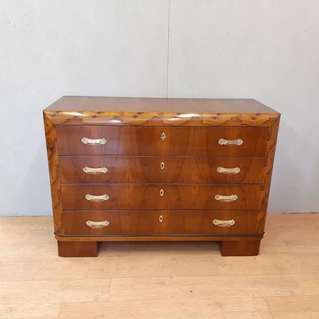 Little Italian art deco chest of drawers  from 1930-40, walnut  veneered