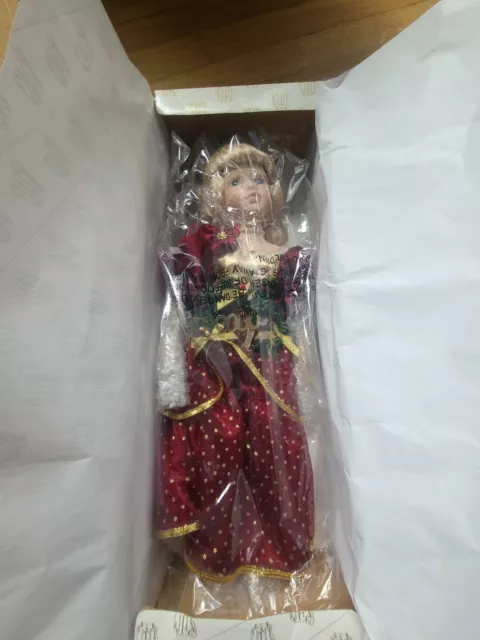 Heritage Signature Collection "Holly" Porcelain Doll Christmas 2000 Light Wreath