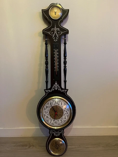 Horloge en bois ancienne illustration de vecteur. Illustration du