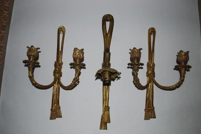 3 APPLIQUES ANCIENNES LXVI EN BRONZE DORE à DECOR D'EMBRASE