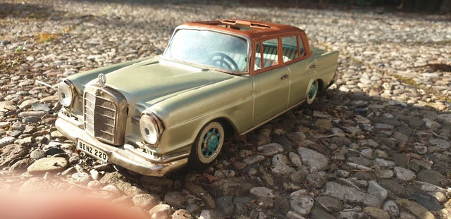 Bandai Juguete De Hoja 25cm 1/20 - Mercedes 220 Azul