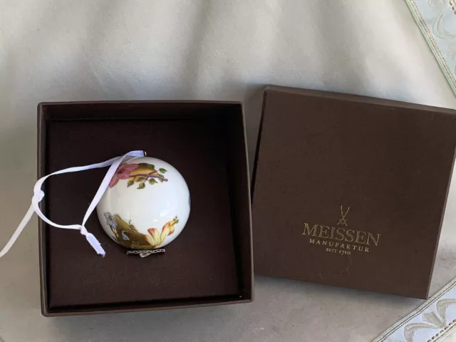 Schöne Meissen Christbaum Kugel mit vielen seltenen Blumen und Gold, in OVP Box