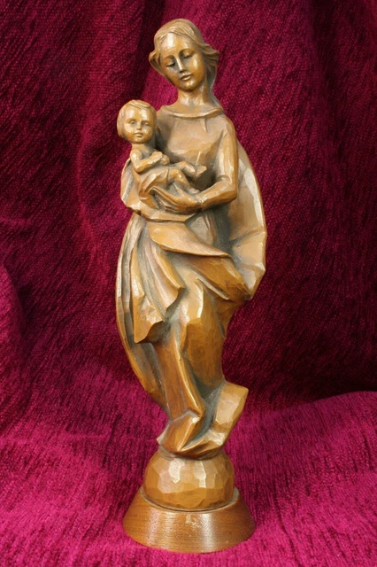 Madonna mit Kind. Bemaltes Harz. S.XX.