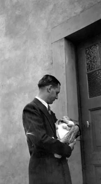 Portrait homme portant enfant porte maison - ancien négatif photo an. 1940 50