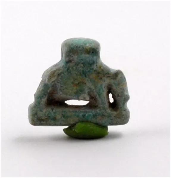Egipto Tercer Período Intermedio un amuleto de loza verde de nuez como cerda