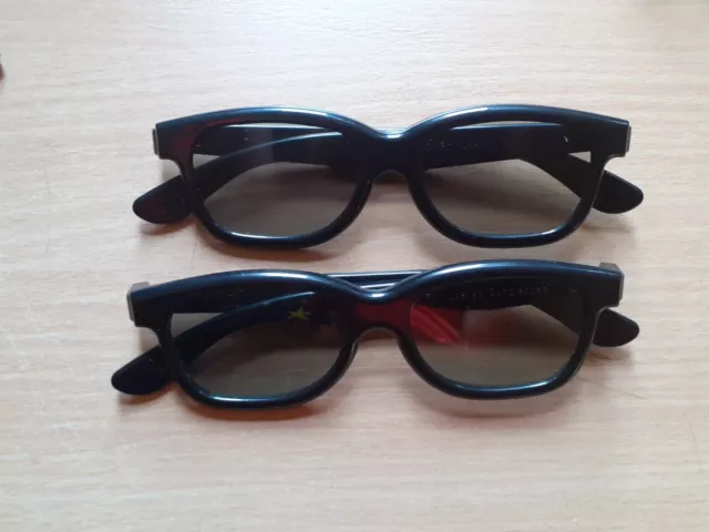 Lot de 2 paires de lunettes 3D avec pochettes