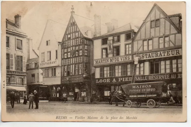 REIMS - Marne - CPA 51 - Théme Marché - la place des Marchés - Vieilles maisons