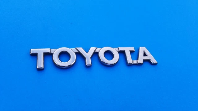 98 99 00 01 02 03 04 05 Toyota Sienna Rear Gate Lid Emblem Logo Badge Oem A1
