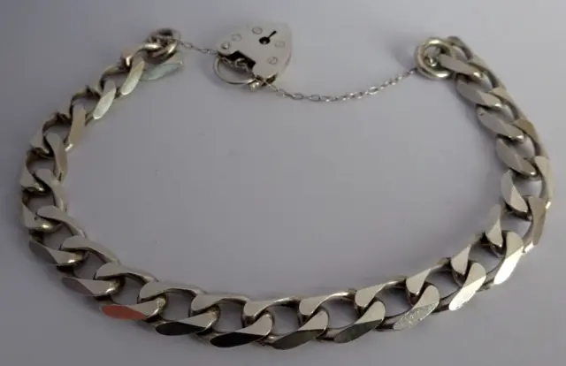 Fantastic vintage solid sterling silver chain bracelet.Perfect for charms, 22g