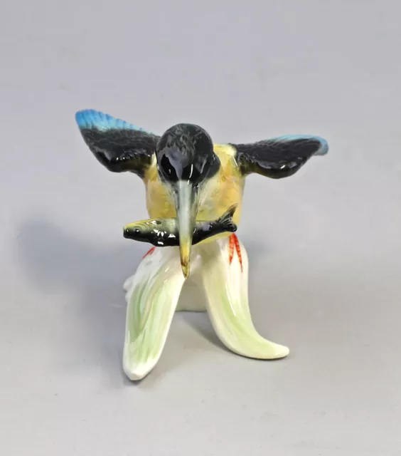 9959246 Porzellan Figur blau gelb Eisvogel fliegend mit Fisch Vogel Ens 9x15cm 2