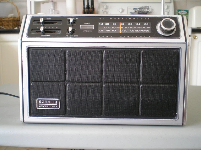 ZENITH PORTABLE AM FM radio model RH 76Y, AC or battery, made in Taiwan ...