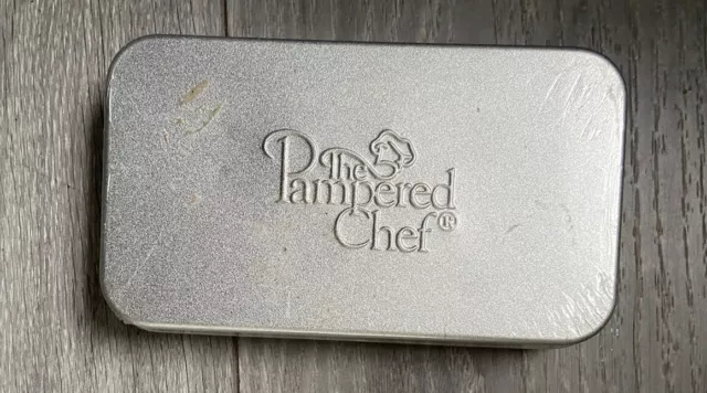 THE PAMPERED CHEF CREATIVE 8 CUTTERS METAL IN BOX New & Sealed