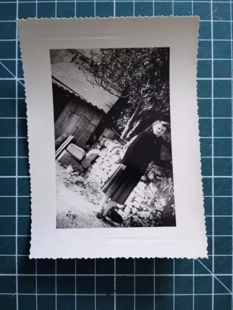 VR423 Photo circa 1950 Women's Grey Top Black Garden Skirt