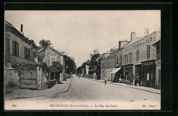 CPA Ris-Orangis, La Rue du Pont, vue de la rue