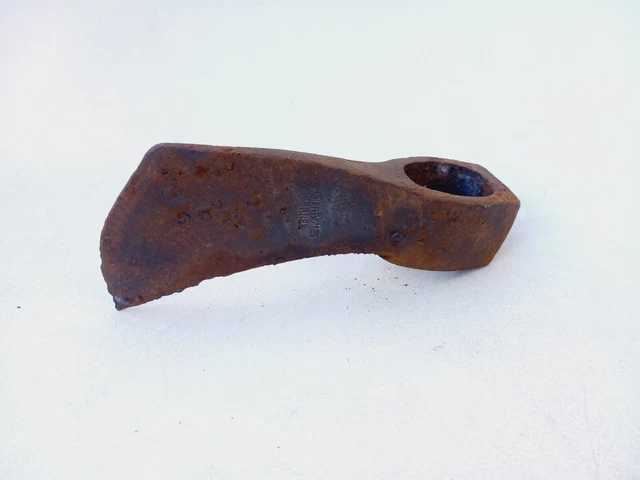 FER DE HACHE en fer forgé marqué MILLET ancien outil pour ? Mineur