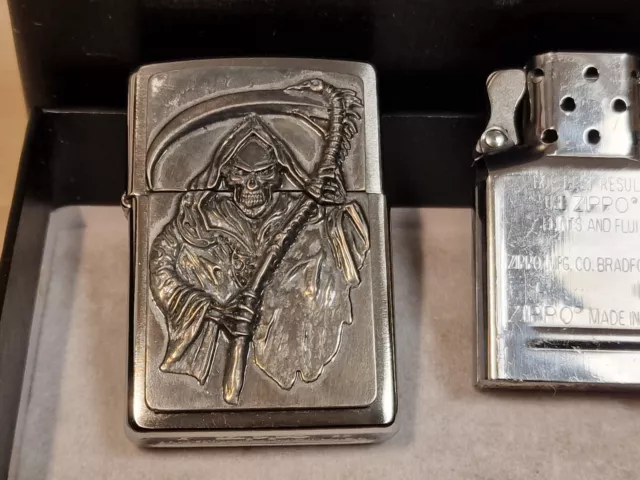 ZIPPO Benzin-Feuerzeug: Reapers Curse Emblem mit Sensenmann in Chrome-Finish