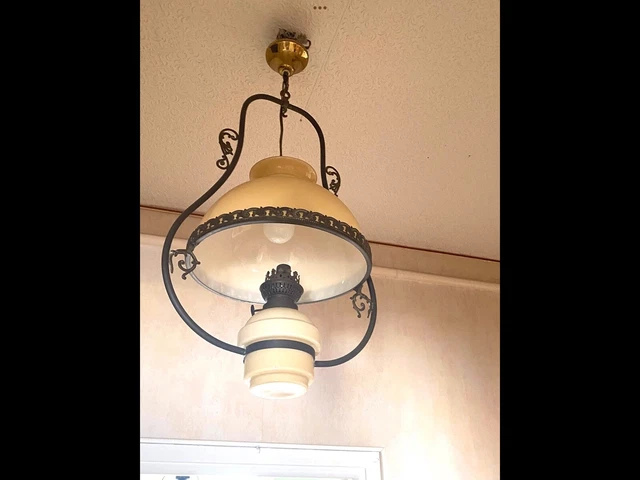 Suspension grand globe en opaline et lampe à pétrole 