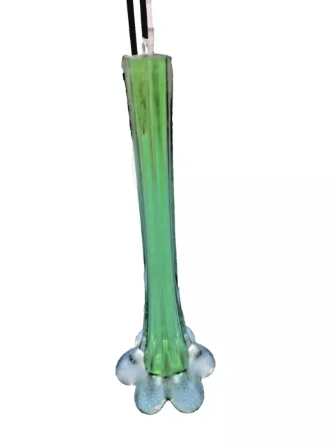 Ancien petit vase soliflore en verre soufflé et cannelé vert