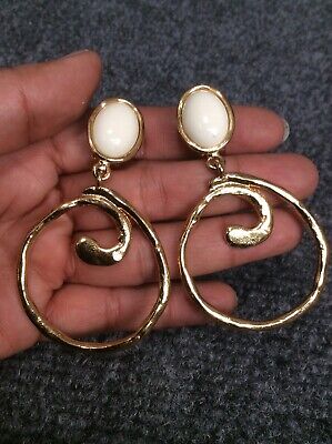 Beautiful Vtg Jacqueline Ferrar Modernist white Lucite Gold tone clip earrings
