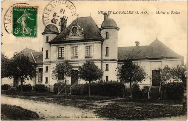 CPA Nesles-la-Vallée Mairie et Ecoles (1276333)