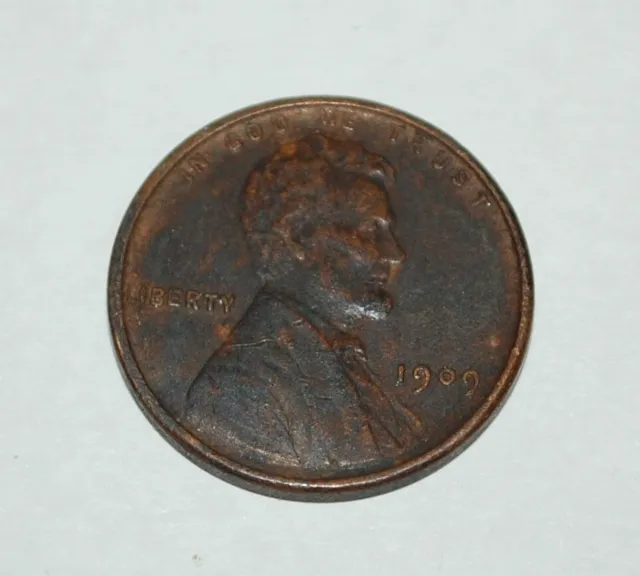 1909 VDB  Lincoln Wheat Back Penny  *Gash on reverse, Discoloration, Rim nicks*