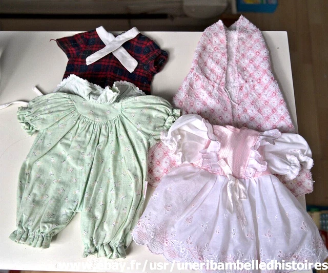 Lot De 4 Vêtements Pour Poupée 17 Cm - Ensemble Rose Avec Bavoir, Pendentif, Chapeau Et Chaussures