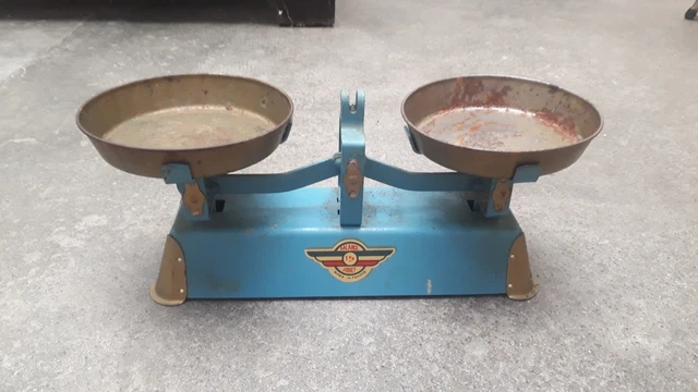 Balance jouet pour enfant, LA PETITE VENDEUSE, balance JOUET 1kg MADE IN FRANCE. Rouge. Années 1950 - 1970 dinette