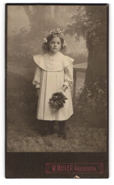 Fotografie W. Meiler, Kaufbeuren, Mädchen mit Blumenstrauß CDV /Kabinett-Foto