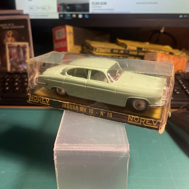 NOREV Ancien 1/43 JAGUAR MK10 N19 Couleur bleu clair boite d'origine