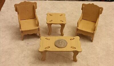 Juego de muebles de madera de balsa de juguete. 2 sillas, mesa de centro y mesa pequeña