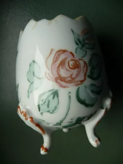 VASE FORME OEUF CASSE EN PORCELAINE DE LIMOGES SIGNEE décor floral