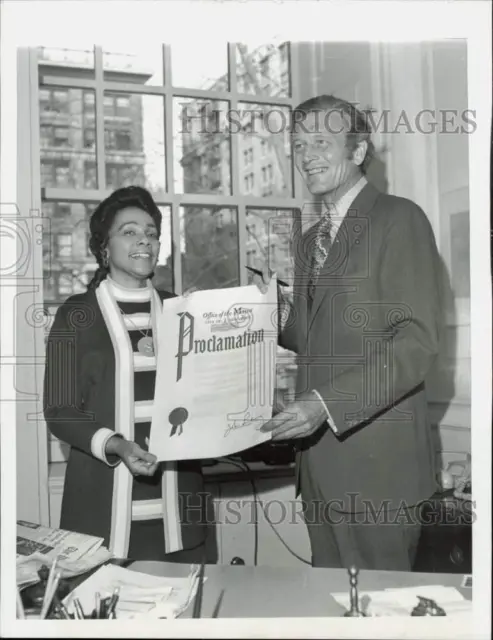 1972 Press Photo Mayor John Lindsay makes proclamation to Coretta Scott King