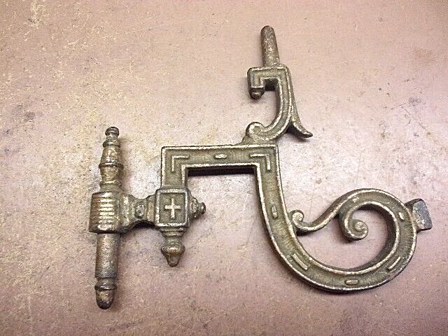Vintage Cast Iron Wall Mount Oil Lamp Holder Bracket Piece/Part Only 7 Oz. LQQK!