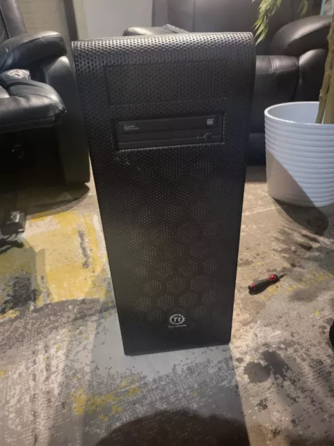 Thermaltake Core V71 - Full Tower - 8 Bay drive - Pick up clayton