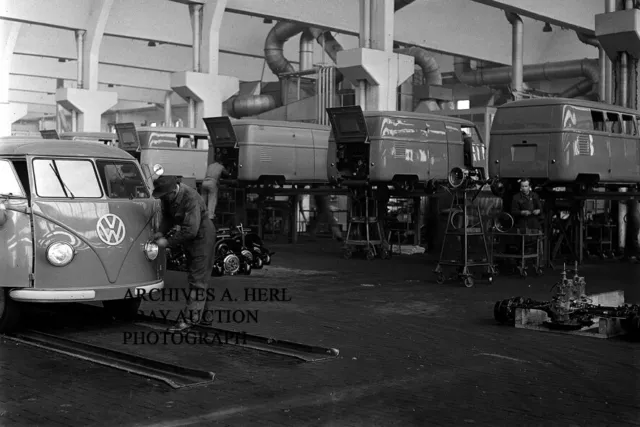 Volkswagen T1 Transporter garage in VW factory photo press photograph