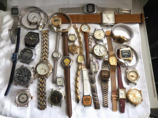 Lot De 33 Montres Anciennes, Quartz/Mecanique Suisse "Restauration Ou Pieces"