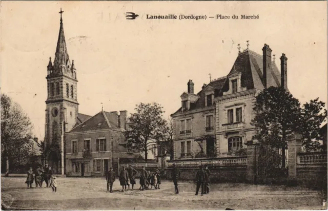 CPA LANOUAILLE - Place du Marche (122246)