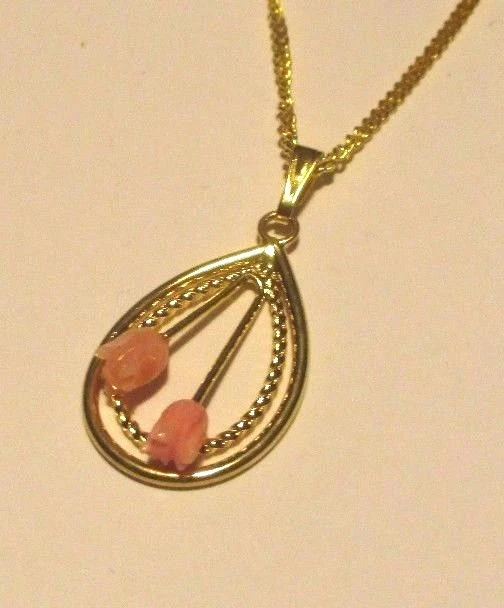 Chaîne Pendentif Tulipe En Corail Véritable Dans Cage Plaqué Or - Vintage - Occasion Comme Neuf