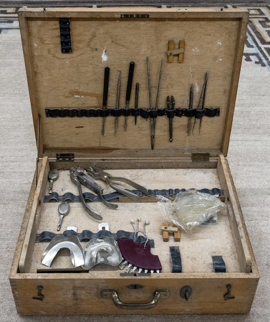 Koffer Zahnarzt, Zahnarztkoffer. Mit vielen Instrumenten und Utensilien