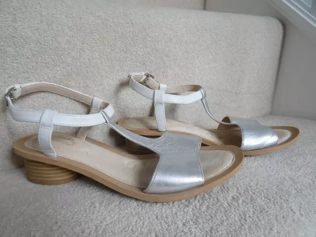 CLARKS SILVER & white leather Sandcastle low heel t-bar cushion sandals 7 D £22.00 - PicClick UK