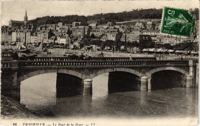 CPA Trouville Le Pont de la Gare FRANCE (1334057)