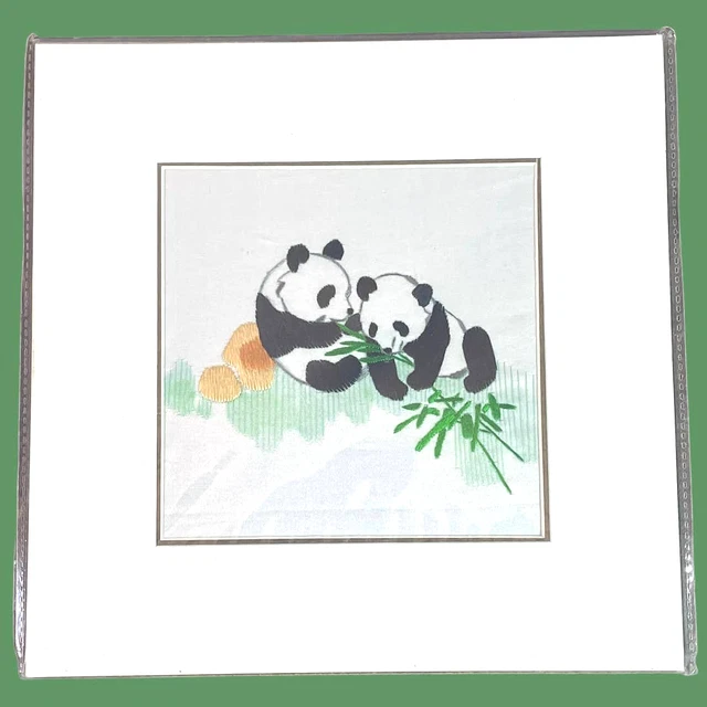 "Osos panda bordados arte asiático en tela de seda enmarañados y listos para enmarcar 8"