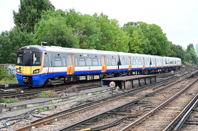 CLASS 378 NO 378211 in new lo at clapham jn £1.97 - PicClick UK