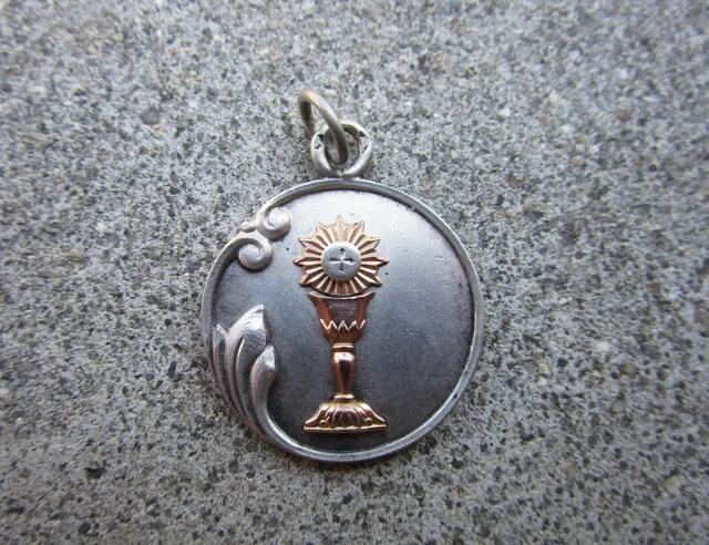 Médaille religieuse en argent JHS croix communion ancienne Argenté