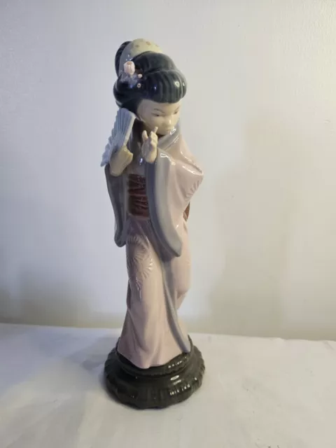 Lladro Figurine Geisha Girl With Fan.